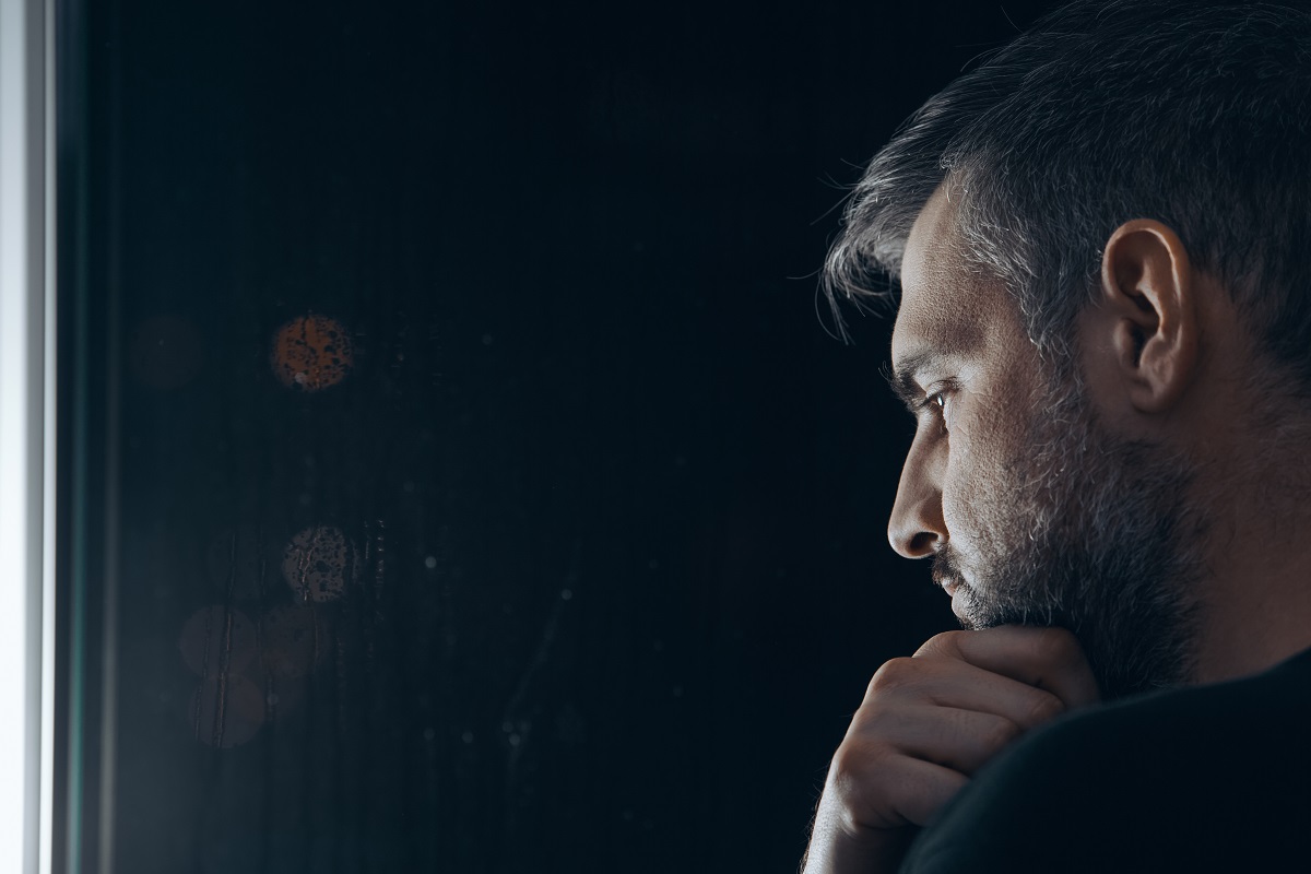Man holding chin beside window Mitarbeiterbindung öffentlicher Sektor