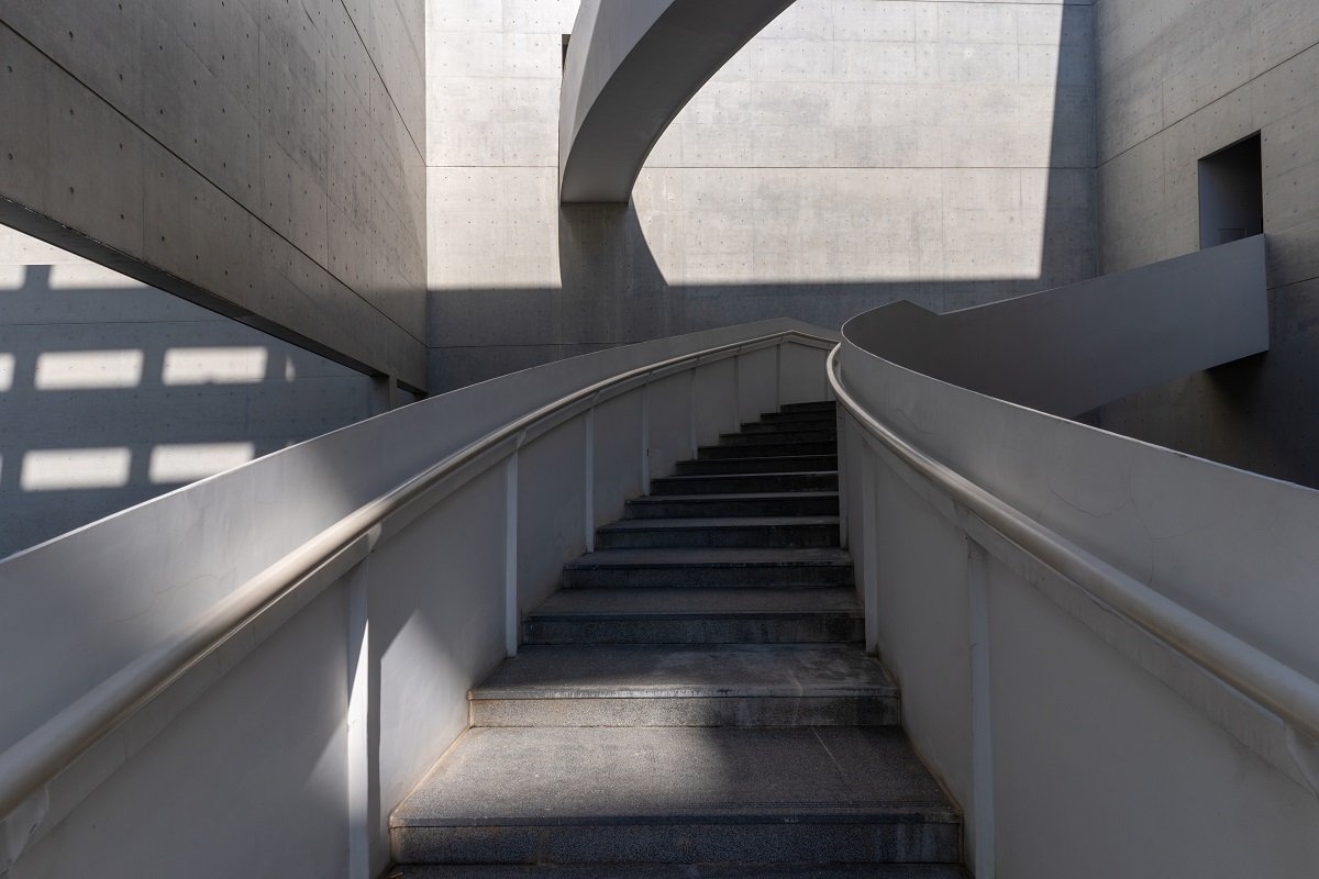 Abstrakte Betontreppe als Symbol für Entscheidungsfähigkeit, Führung und Handlungsfähigkeit in Verwaltung und Mittelstand